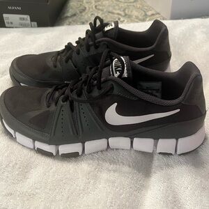 Nike Black and White Athletic Running Shoes with Flex Technology